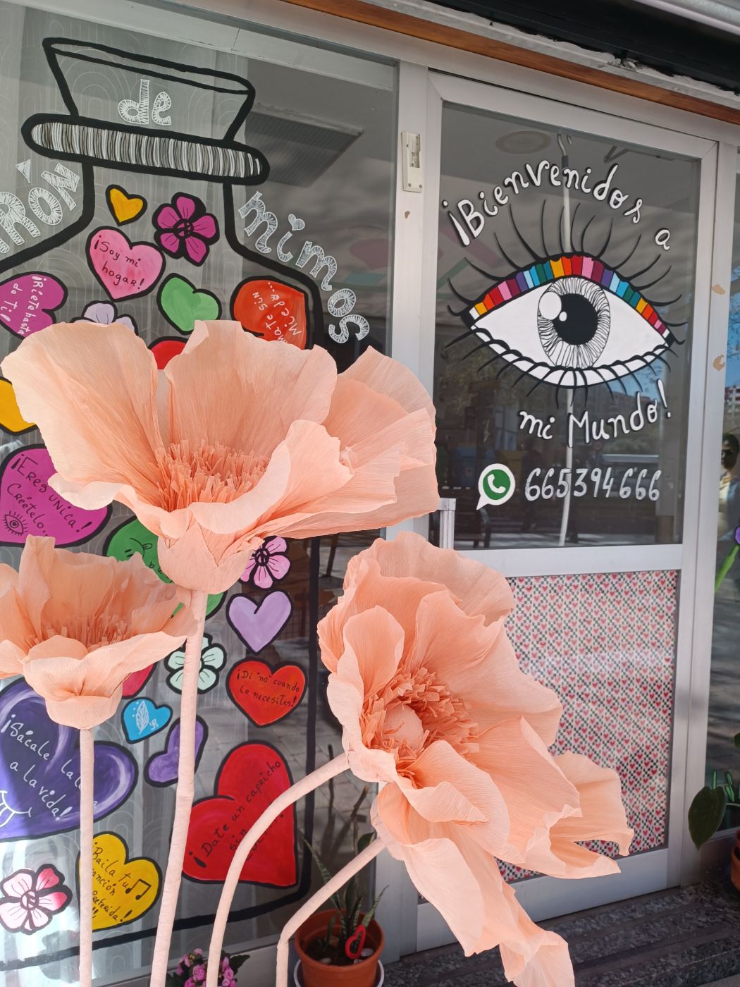 Flores gigantes de papel hechas en el taller, en el escaparate del estudio