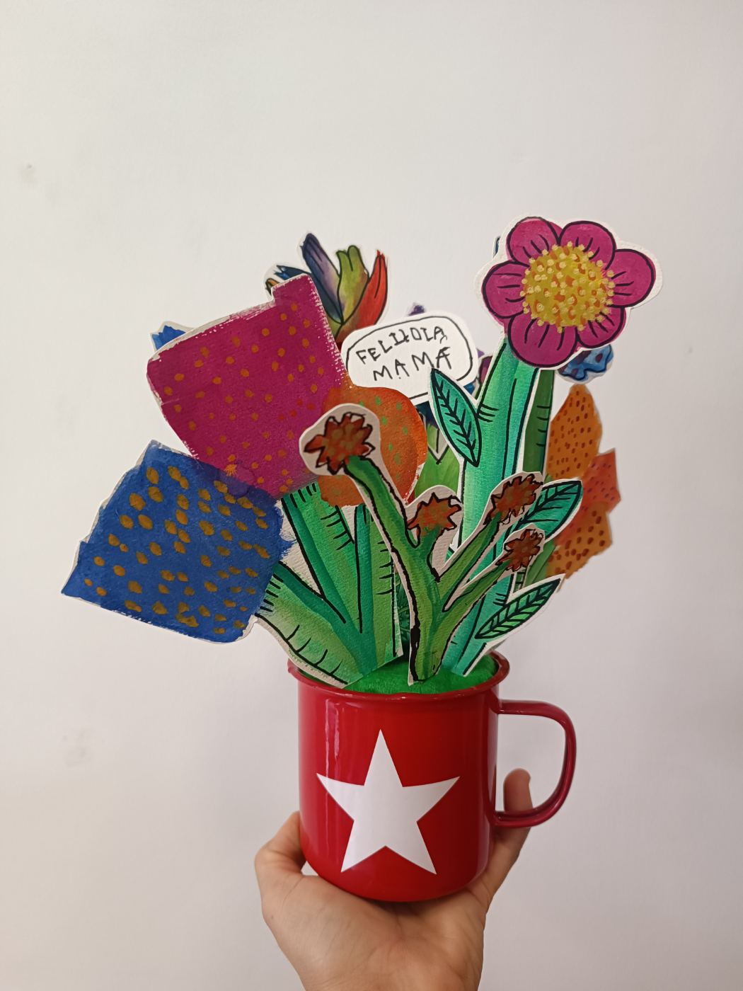 Ramo de flores de papel pintadas a mano