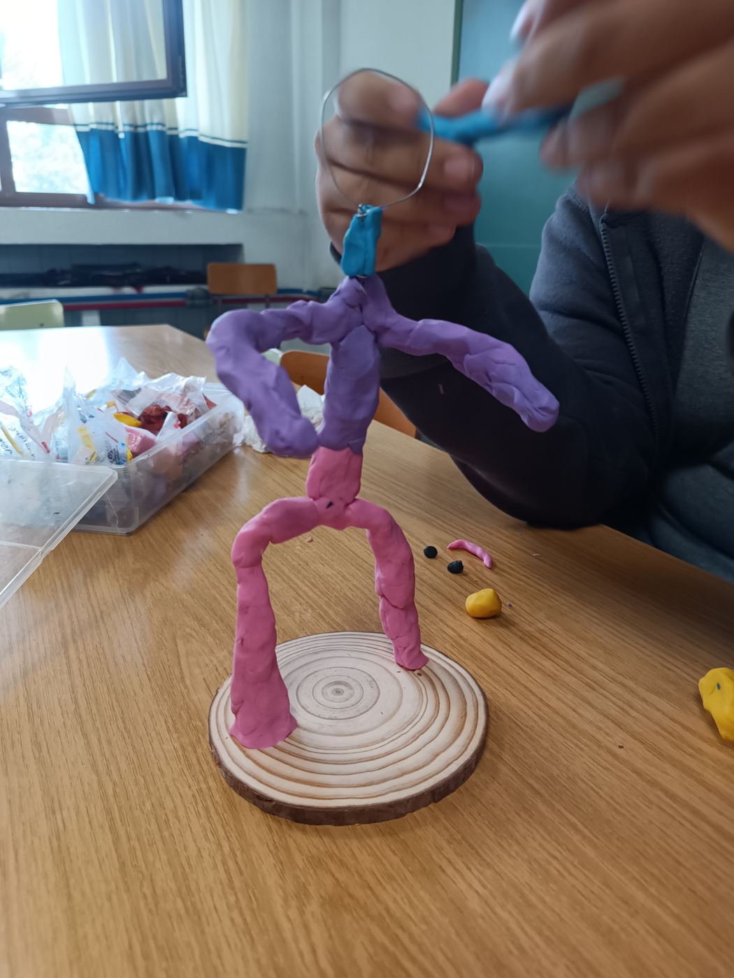 Modelado con plastilina en el campamento de verano